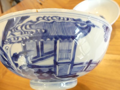 Lot 2377 - A pair of Chinese export blue and white...