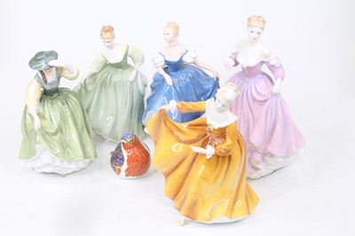 Lot 229 - A Royal Crown Derby model of a robin, gold...