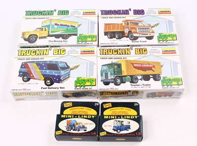 Lot 2065 - LINDBERG HO scale, Truckin Big series Snapfit...