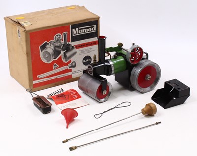 Lot 23 - Mamod steam roller SR1A green body, red hubs,...