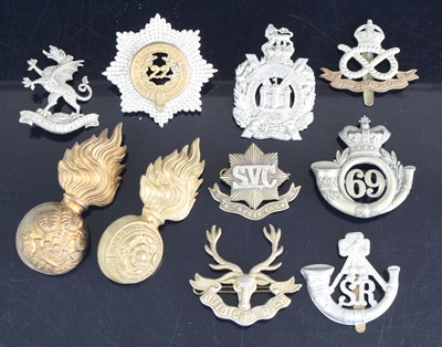 Lot 3124 - A large collection of cap badges and insignia...
