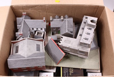 Lot 674 - Box of scenic items: 15 Bachmann Scene Scapes...