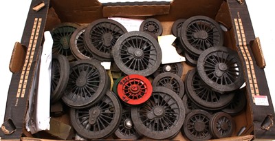 Lot 24 - A collection of 3½" gauge castings and plans...