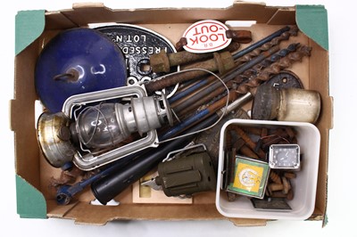 Lot 93 - Tray of mixed railwayana and accessories to...