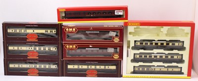 Lot 389 - One tray containing boxed 00 gauge coaches,...