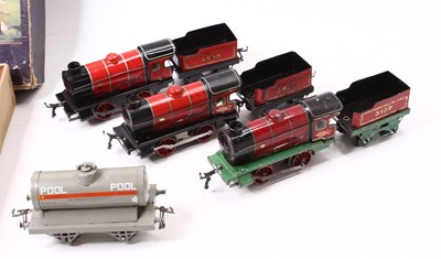 Lot 117 - Tray containing Hornby Clockwork loose loco...