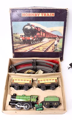 Lot 117 - Tray containing Hornby Clockwork loose loco...