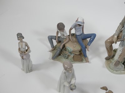 Lot 28 - A collection of seven Lladro porcelain figures,...