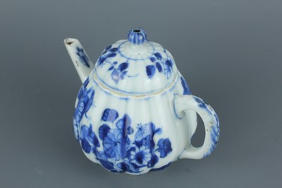 Lot 14 - A set of Chinese blue and white tea vessels,...