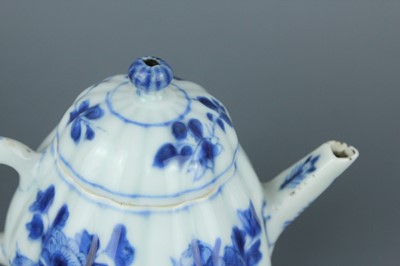 Lot 14 - A set of Chinese blue and white tea vessels,...