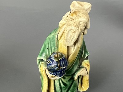 Lot 61 - A group of Chinese porcelain pieces, 19th to...