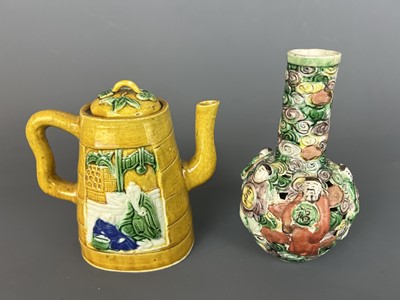 Lot 61 - A group of Chinese porcelain pieces, 19th to...