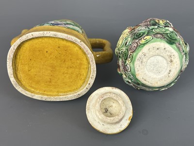 Lot 61 - A group of Chinese porcelain pieces, 19th to...