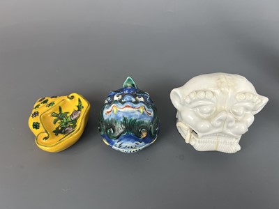 Lot 61 - A group of Chinese porcelain pieces, 19th to...