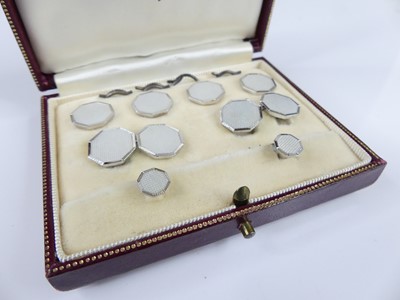 Lot 2952 - A gent's 9ct white gold and mother of pearl...