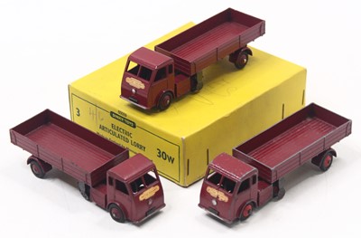 Lot 1191 - A Dinky Toys trade box No. 30W/421 three...