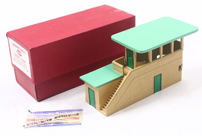 Lot 386 - Hornby-Dublo 5080 signal cabin, green roof (M)...