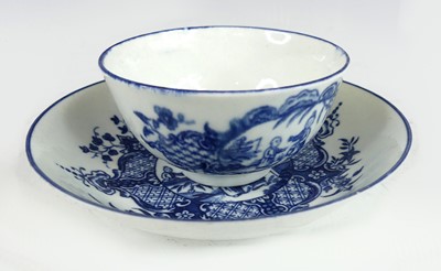 Lot 2075 - A Worcester porcelain tea bowl on stand, circa...