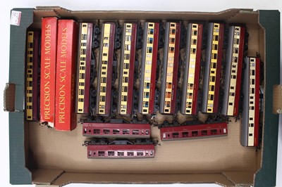 Lot 469 - 15 Triang 00 gauge coaches, mostly in BR...