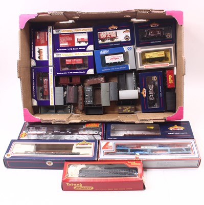 Lot 609 - One tray of boxed and unboxed 00 gauge wagons,...