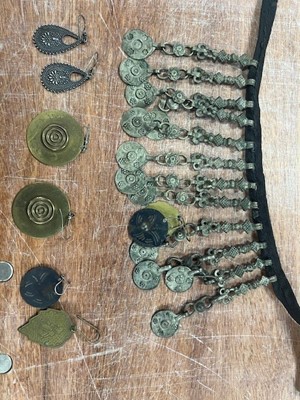 Lot 65 - A collection of tribal style decorative pieces...