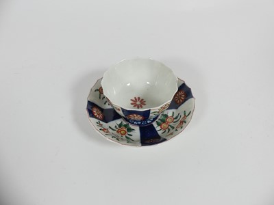 Lot 255 - An 18th century Worcester 'Red Line Group' tea...