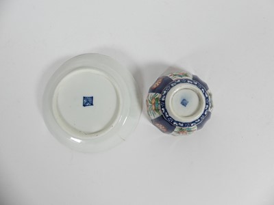 Lot 255 - An 18th century Worcester 'Red Line Group' tea...