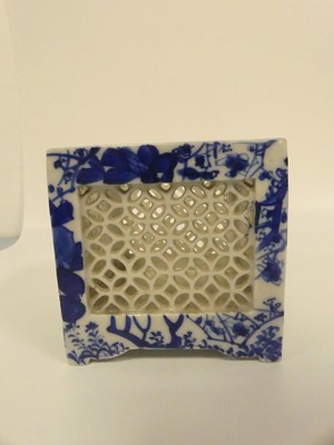 Lot 185 - A box of Chinese and other Oriental items, to...