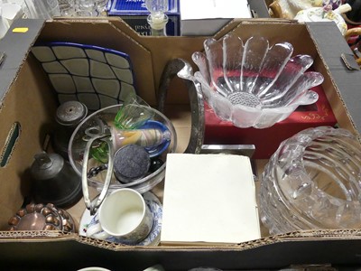 Lot 624 - A collection of items to include a Victorian...