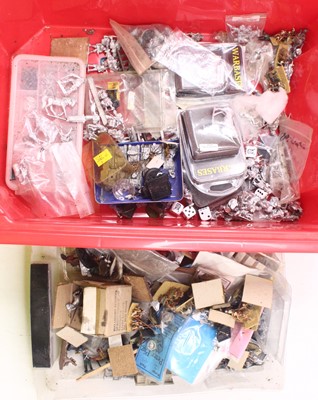 Lot 1921 - A large box of mixed war gaming miniatures to...