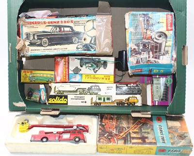 Lot 905 - A quantity of boxed miscellaneous diecast to...