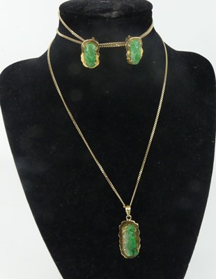 Lot 2586 - A yellow metal carved jadeite pendant and...