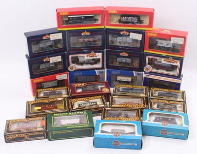 Lot 441 - One tray containing approx 27 00 gauge wagons...