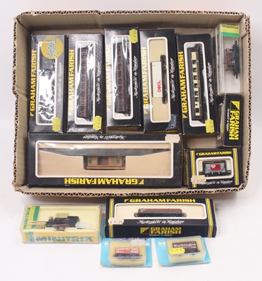 Lot 599 - A small collection of N gauge to include a...