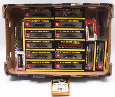 Lot 604 - 13 N gauge Graham Farish Queen Mary brake vans...