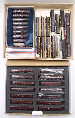 Lot 607 - A large collection of unboxed N gauge coaches...