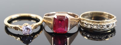 Lot 425 - A 9ct gold red hardstone set signet ring, size...