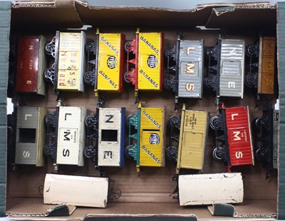 Lot 164 - One tray containing 16 Hornby 0 gauge wagons,...