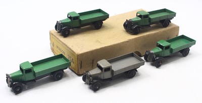 Lot 1380 - Dinky Toys 25a original Trade box containing 5...