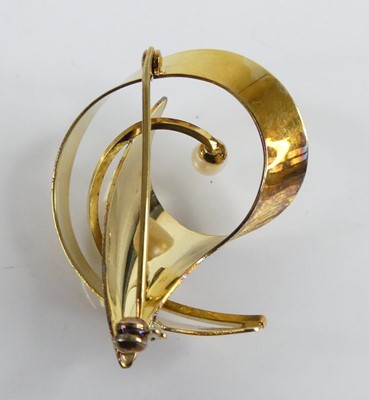 Lot 2542 - A 14ct yellow gold modern scrollwork brooch,...