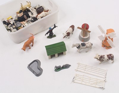 Lot 1550 - Britains a small quantity of plastic loose...