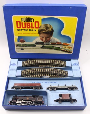Lot 252 - EDG18 Hornby-Dublo 3-rail tank goods set...