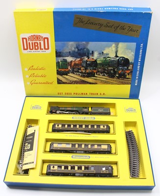 Lot 251 - 2035 Hornby-Dublo 2-rail Pullman passenger set...