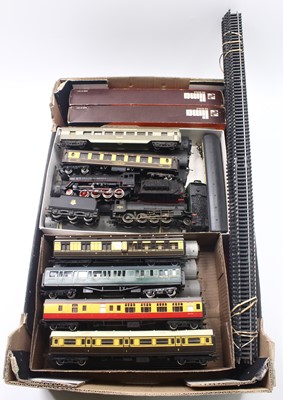 Lot 475 - Large tray of assorted 00 gauge items: Lima...