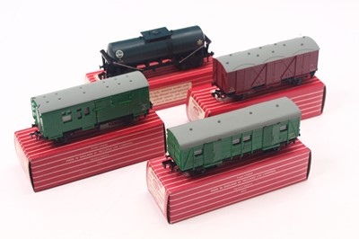 Lot 333 - Four uncommon Hornby Dublo super detail wagons...