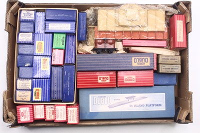 Lot 331 - One tray of Hornby Dublo wagons, accessories,...