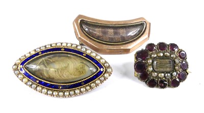 Lot 2529 - Three yellow and rose metal assorted mourning...