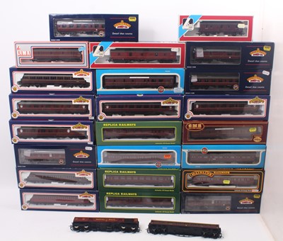 Lot 463 - One tray containing 25 mostly boxed 00 gauge...