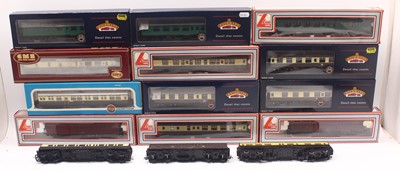 Lot 446 - One Tray containing 00 gauge GWR coaches,...
