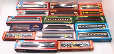 Lot 450 - One tray of 00 gauge mixed coaches, by various...